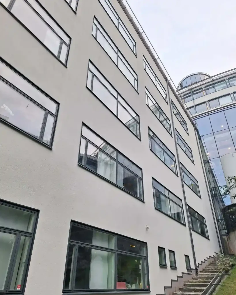 Fasadmålning Södertörns högskola i Stockholm 7 Repcon - Repcon Yrkesklättrare AB