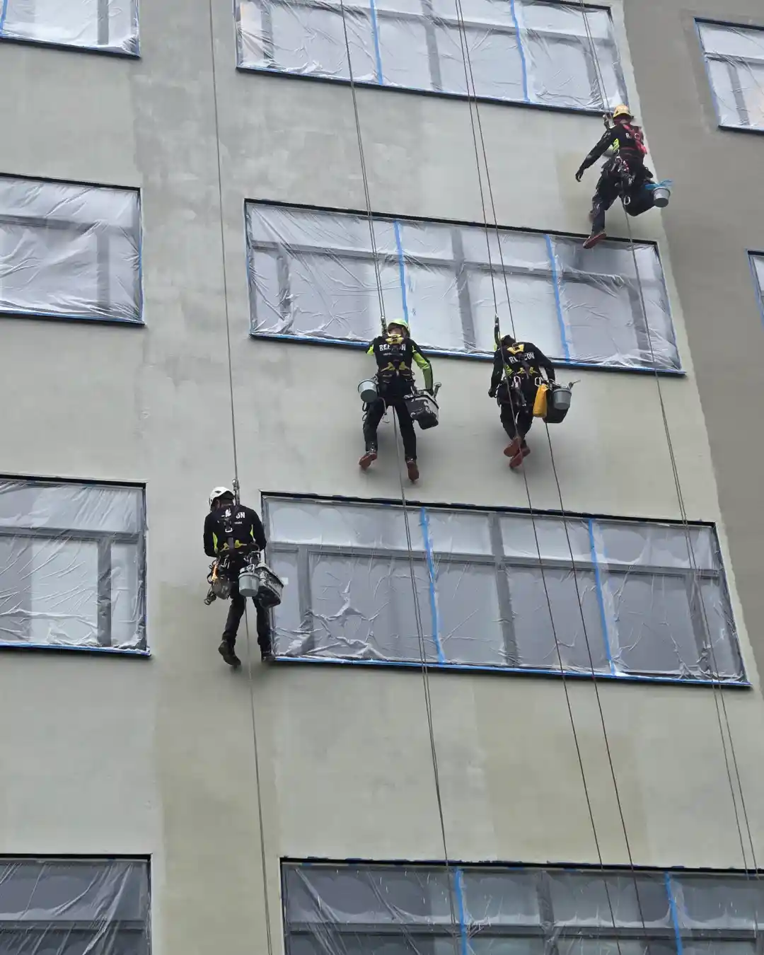 Hem 4 Rope access för målning av fasad på hög höjd