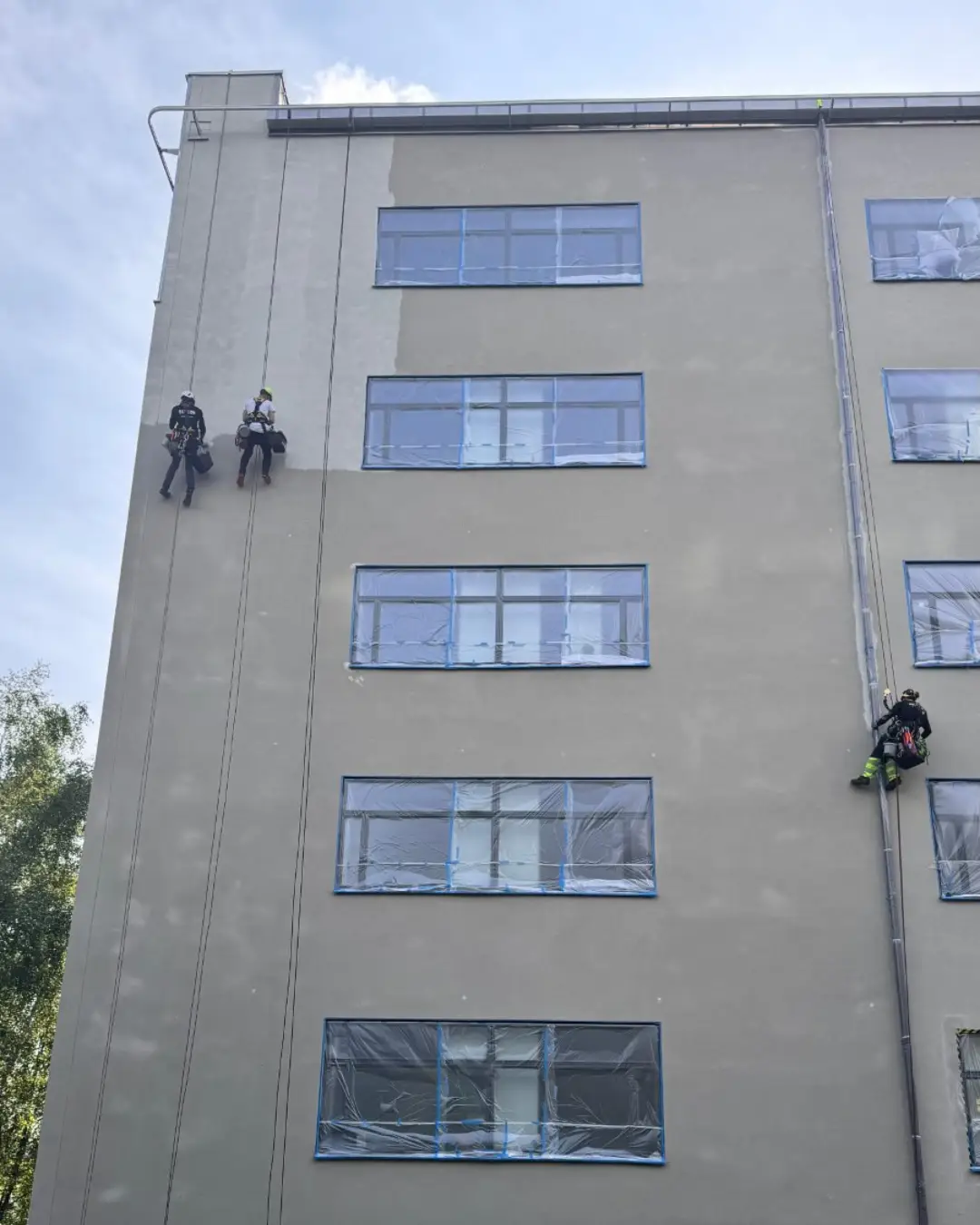 Hem 2 Yrkesklättrare Stockholm utför reparbete och målning på fasad